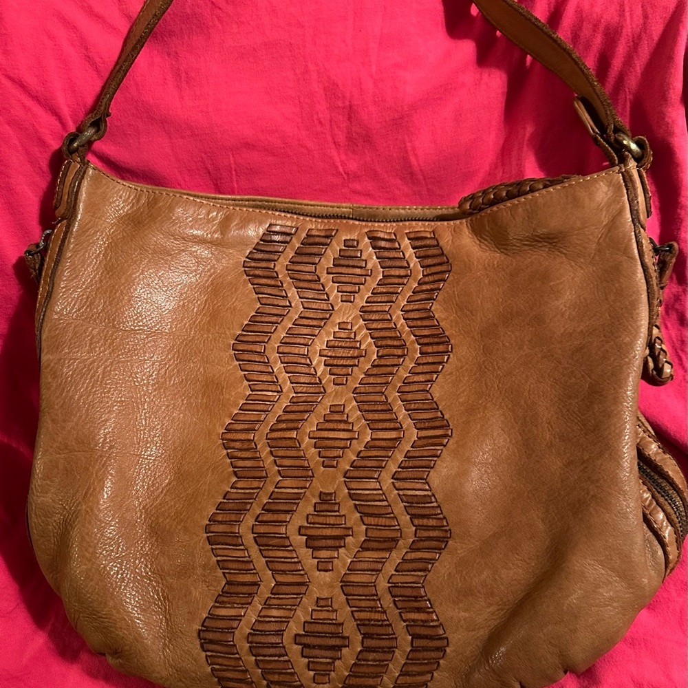 Leather Cognac Shoulder Bag 💼 soft aged leather approx. 12 x13 w/side pockets.